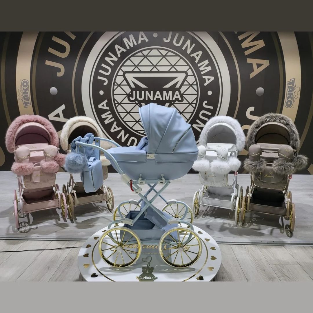 Carritos de muñecas Junama Cubby en rosa, beige, azul, blanco y topo, con bordados de ositos y detalles en dorados. Bolso a juego.