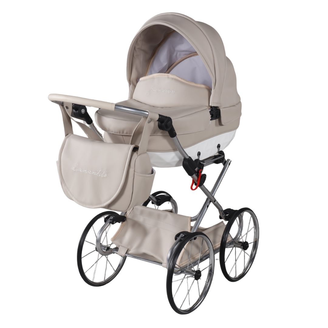 Carrito de muñecas Junama Diamantito Beige empolvado con capazo blanco, chasis plateado y bolso a juego.