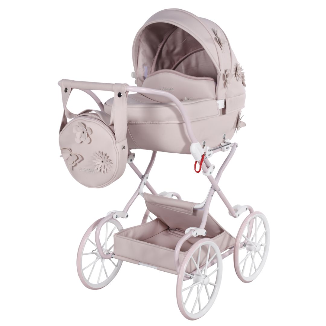 Carrito de muñecas Junama Fleur rosa con flores y mariposas en relieve, bolso a juego y ruedas clásicas de radios.