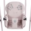 Columpio fleur rosa, con asiento decorado con una mariposa y flores en tonos plateados.
